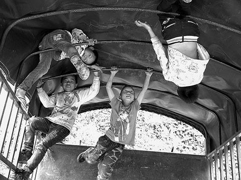 村头的游乐场 by Qt88cy